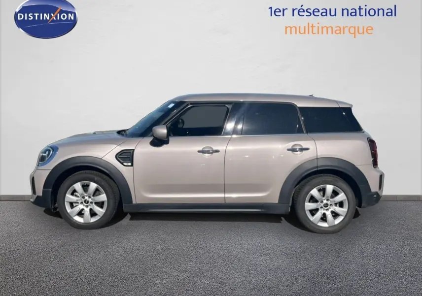 Profil droit d'une MINI Countryman Cooper 2023 en Rooftop Grey Metal avec toit noir et jantes argentées.