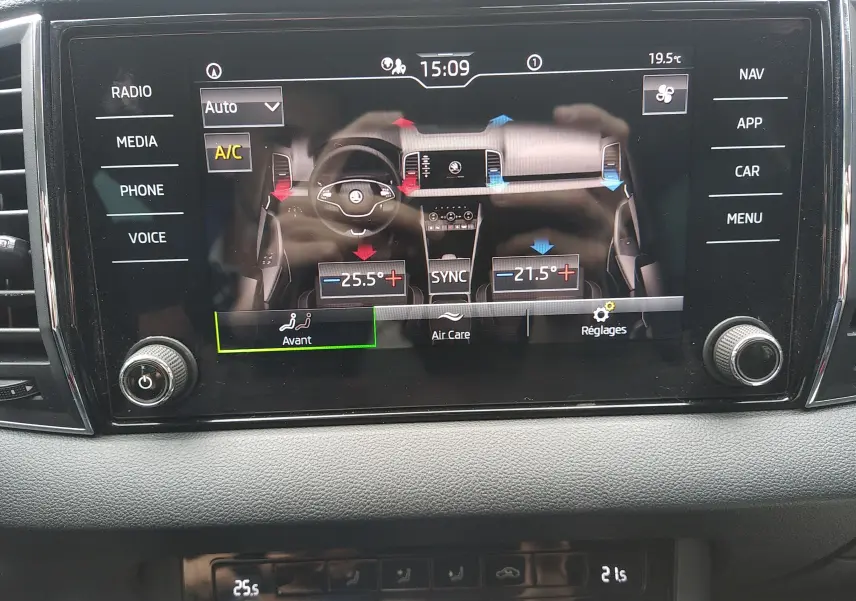 Écran tactile central du Skoda Karoq 2021 montrant les réglages de climatisation avec interface intuitive et commandes tactiles.
