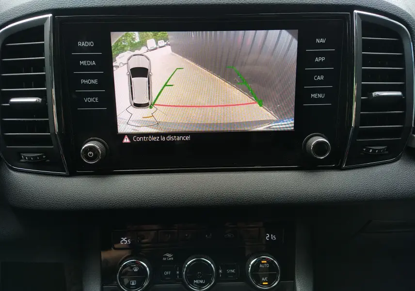 Écran central du Skoda Karoq gris 2021 montrant la caméra de recul avec guidage dynamique et alertes de distance.