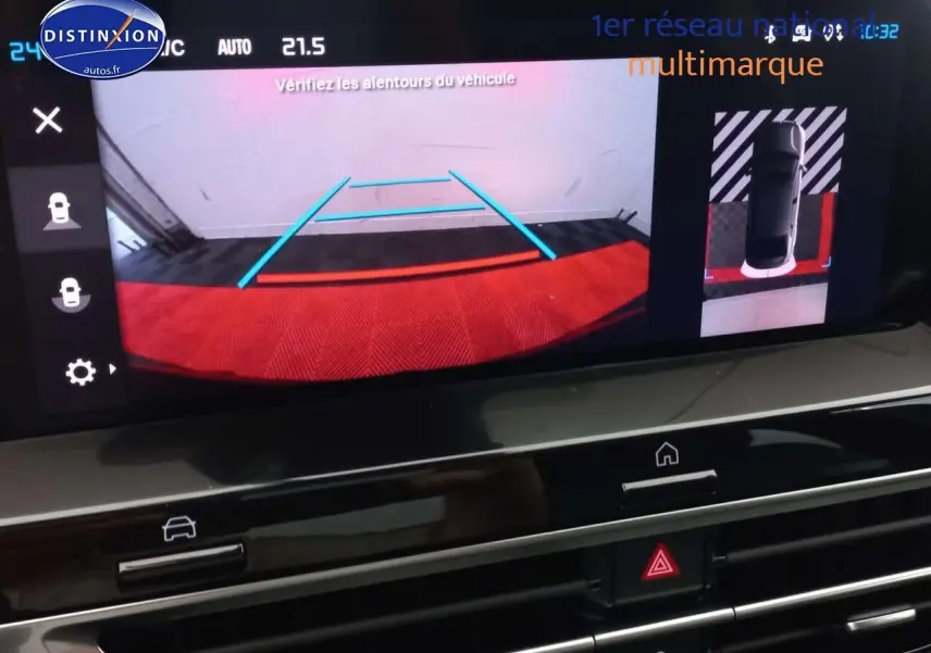 Écran multimédia affichant la caméra de recul et vue 360° du Citroën C4 X gris platinium, intérieur moderne.