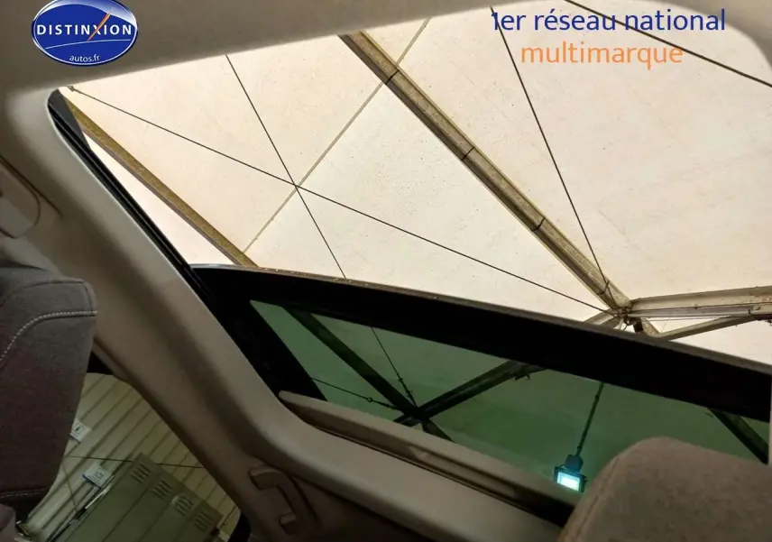 Toit ouvrant panoramique ouvert vu de l'intérieur d'une Citroën C4 X gris platinium métal.