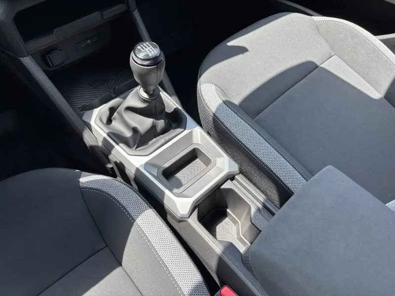 Gros plan sur la console centrale et le levier de vitesses manuelle du Dacia Bigster 2025, sièges tissu gris.