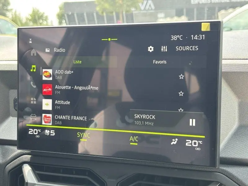 Écran tactile central du tableau de bord du Dacia Bigster 2025 affichant la radio et la climatisation.