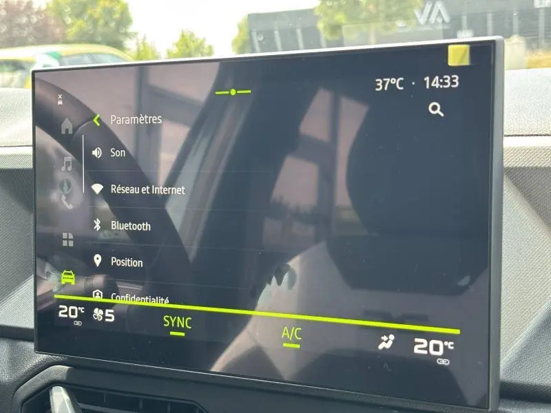 Écran tactile central du tableau de bord du Dacia Bigster 2025 affichant les réglages climatisation et connectivité.