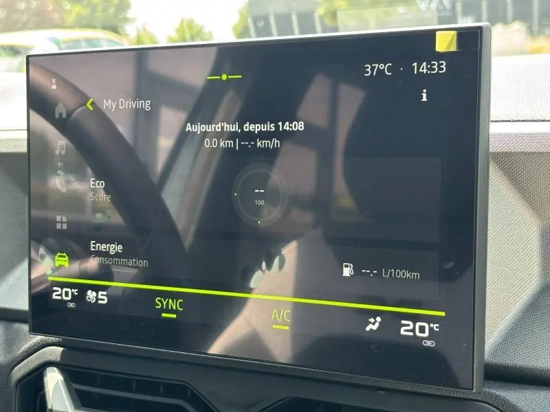 Écran tactile multifonction du tableau de bord du Dacia Bigster 2025, affichant les réglages climatiques et l'énergie.