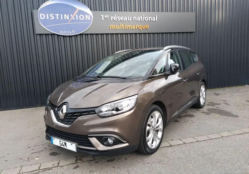 Renault Grand Scenic IV brun vison métal avec toit noir, vue 3/4 avant droit, stationné devant un mur gris.