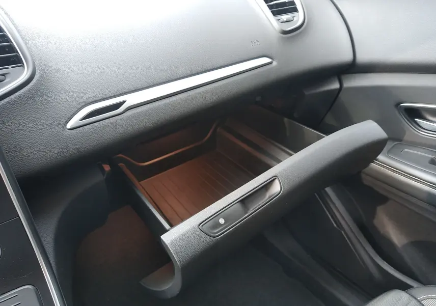 Vue intérieure côté passager du Renault Grand Scenic IV 2018, boîte à gants ouverte avec tableau de bord noir.