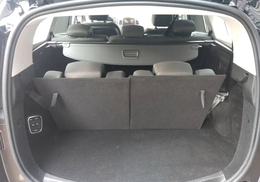 Coffre ouvert du Renault Grand Scenic brun vison, vue arrière montrant la banquette arrière et la tablette cache-bagages.