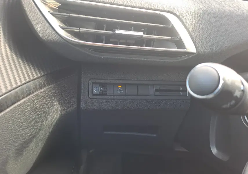 Détail du tableau de bord côté gauche du Peugeot 3008 Hybrid 145 Allure Pack 2024 avec commandes d'éclairage et ventilation.