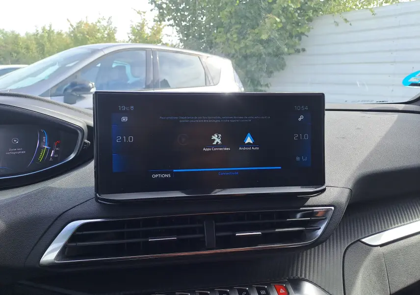 Écran tactile central affichant les options connectées dans l'habitacle d'un Peugeot 3008 gris platinium, vue avant intérieure.