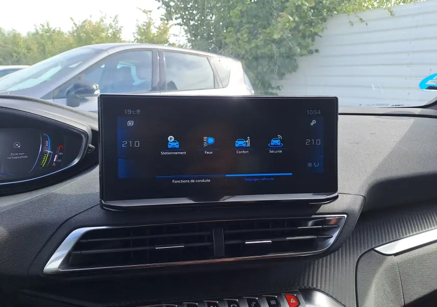 Écran tactile central du tableau de bord du Peugeot 3008 gris platinium, affichant les réglages de conduite.