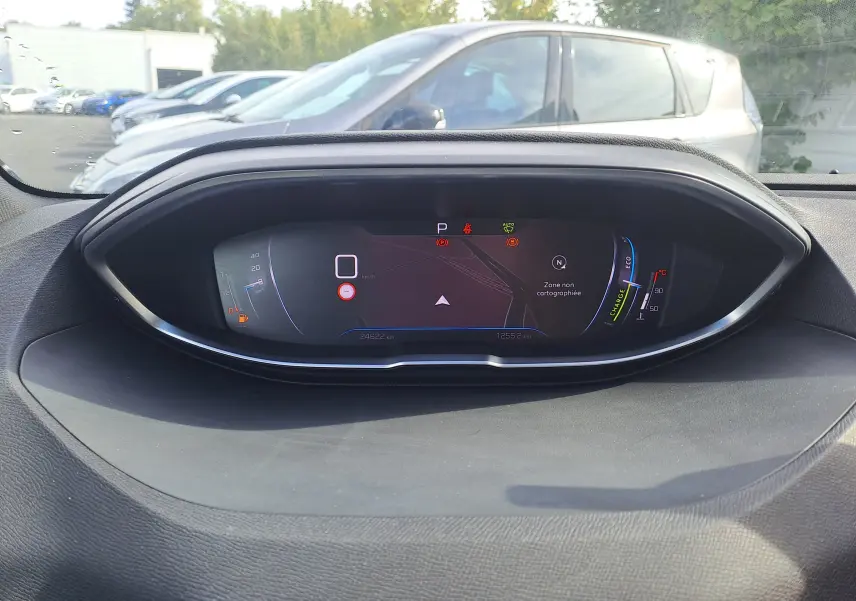 Tableau de bord numérique du Peugeot 3008 Hybrid 145 gris platinium affichant la vitesse à zéro et la navigation en pause.