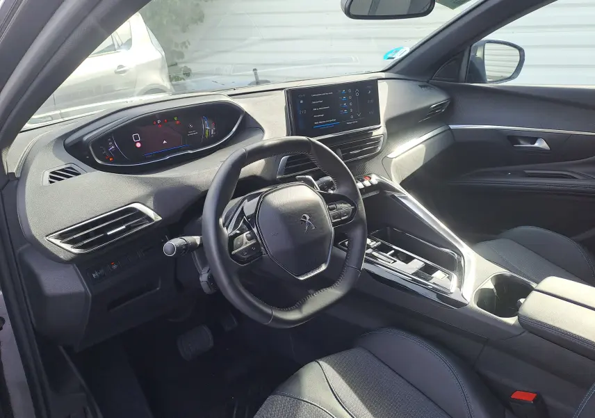 Vue intérieure côté conducteur du Peugeot 3008 Hybrid 145 Allure Pack 2024 avec tableau de bord numérique et écran tactile central.