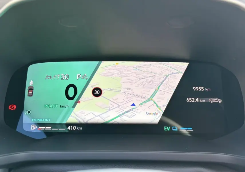 Tableau de bord numérique de la Renault SYMBIOZ affichant la navigation GPS et les informations de conduite en mode confort.