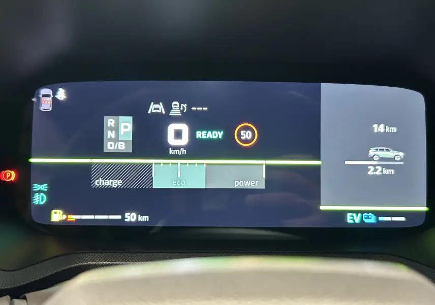 Tableau de bord numérique du Dacia Bigster hybride affichant la vitesse à 0 km/h et l'autonomie de 50 km, vue frontale.