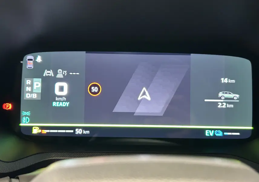 Tableau de bord numérique du Dacia Bigster affichant la vitesse à 0 km/h et la navigation en mode hybride.