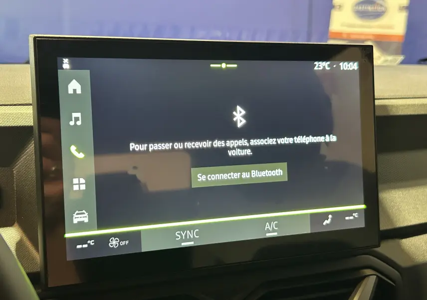 Écran tactile central du tableau de bord du Dacia Bigster 2026 affichant la connexion Bluetooth et la climatisation.