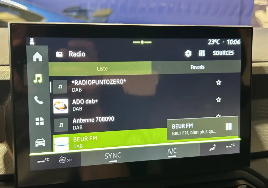 Écran tactile intérieur du Dacia Bigster 2026 affichant la liste des radios DAB, avec sélection sur Beur FM.