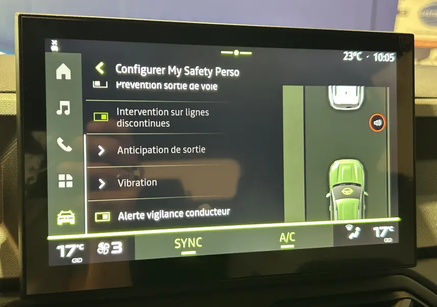 Écran tactile intérieur du Dacia Bigster affichant les réglages d'aide à la conduite et la climatisation à 17°C.