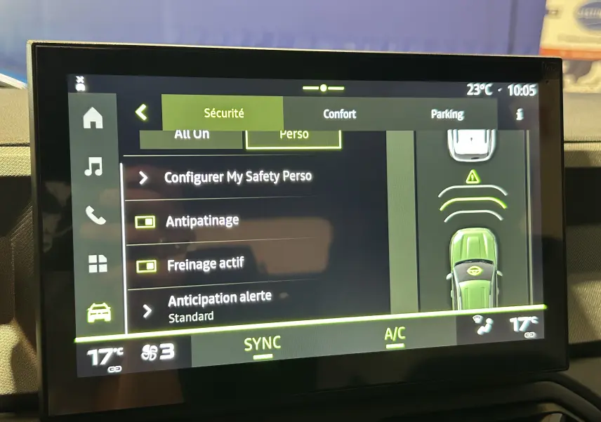 Écran tactile intérieur du Dacia Bigster 2026 montrant les réglages de sécurité et l’affichage du véhicule en vert.