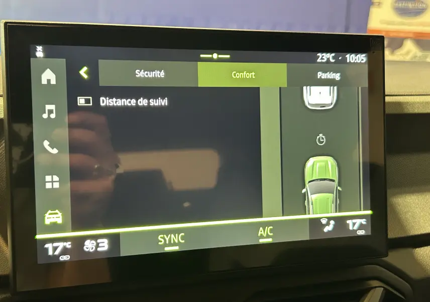 Écran tactile intérieur du Dacia Bigster 2026 affichant les réglages de confort et de sécurité, avec vue schématique du véhicule.