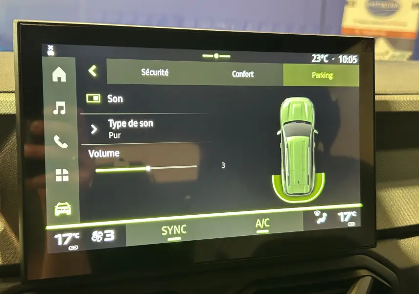 Vue de trois quarts avant du Dacia Bigster noir nacré 2026 avec hayon électrique, en extérieur.