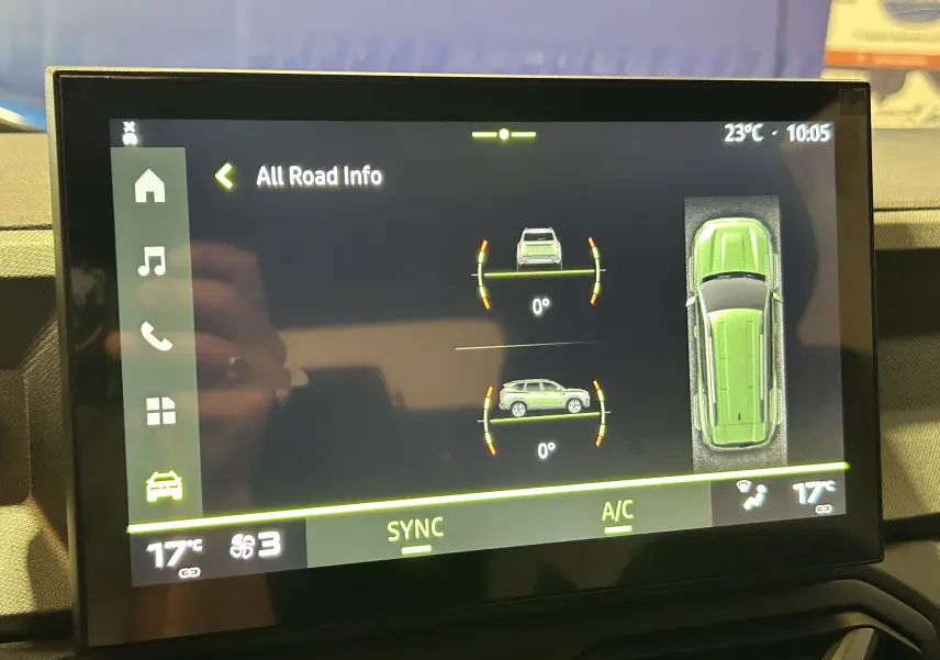 Écran tactile intérieur du Dacia Bigster 2026 montrant les informations de stabilité et la vue 3D du véhicule en vert.