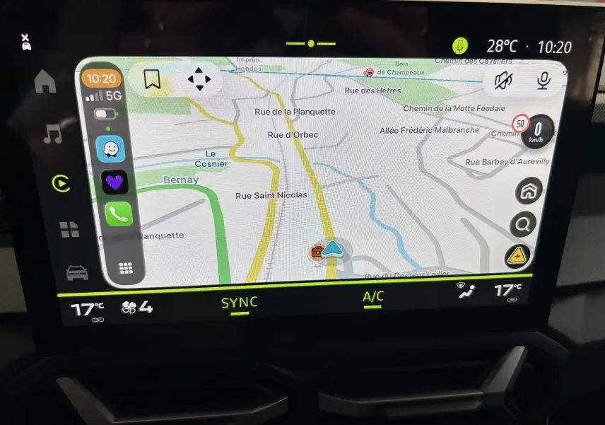 Écran tactile central du tableau de bord du Dacia Bigster 2026 affichant la navigation GPS et les commandes climatisation.