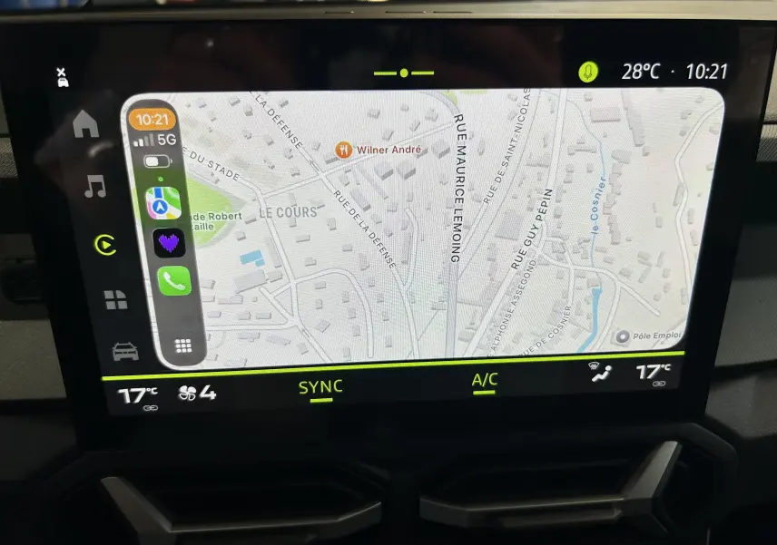 Écran tactile intérieur du Dacia Bigster 2026 affichant la navigation et la climatisation en mode synchronisé.