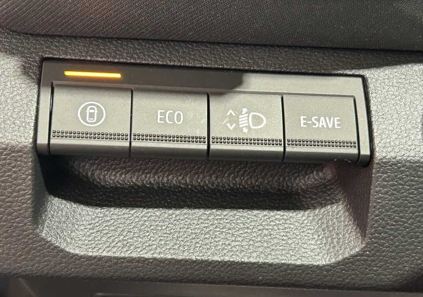 Boutons de commande du tableau de bord du Dacia Bigster 2026, avec fonction ECO et E-SAVE, éclairage orange actif.