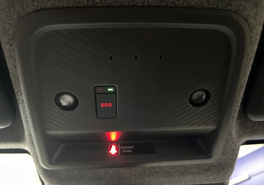 Plafonnier intérieur noir avec bouton SOS éclairé en rouge sur Dacia Bigster hybride 2026, vue de dessous.