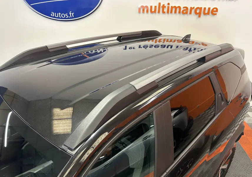 Vue plongeante sur le toit noir nacré du Dacia Bigster 2026 avec barres de toit et antenne requin.