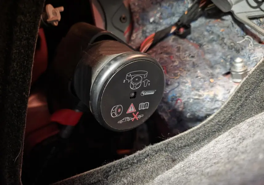Gros plan sur l'attelage rabattable mécanique dans le coffre du Mercedes GLA 200 d rouge de 2017.