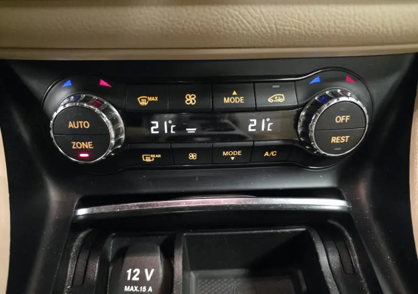 Panneau de climatisation automatique bicolore avec réglages digitaux à 21°C dans Mercedes GLA 200 d rouge, vue intérieure rapprochée.