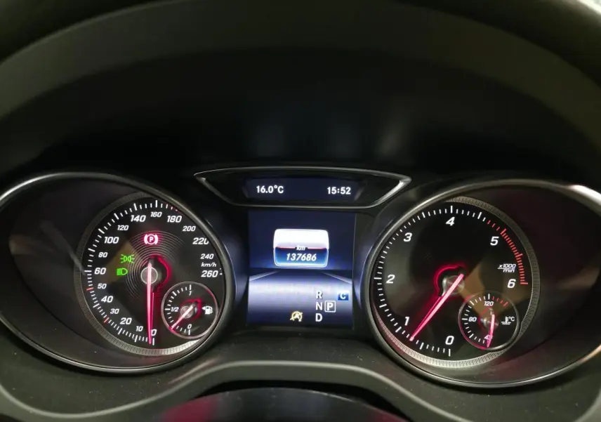 Tableau de bord de Mercedes GLA 200 d 2017, affichage numérique central avec compteur vitesse et compte-tours éclairés.