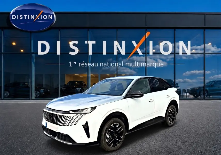Peugeot 3008 blanc vue 3/4 avant droit, avec toit noir et jantes alliage noires devant showroom Distinxion.