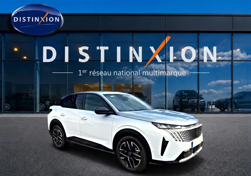 Peugeot 3008 blanc en 3/4 avant droit, avec calandre distinctive et jantes alliage noires devant showroom Distinxion.