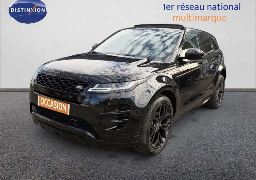 Vue 3/4 avant d'un Range Rover Evoque P300e noir Santorini avec jantes noires et calandre distinctive.
