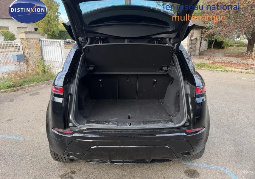 Vue arrière d'un Range Rover Evoque Santorini Black 2023 avec coffre ouvert et intérieur de coffre visible.