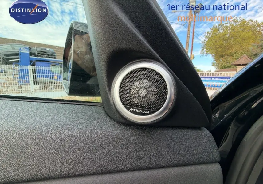 Gros plan sur l'enceinte Meridian côté gauche intérieur d'un Range Rover Evoque Santorini Black 2023.