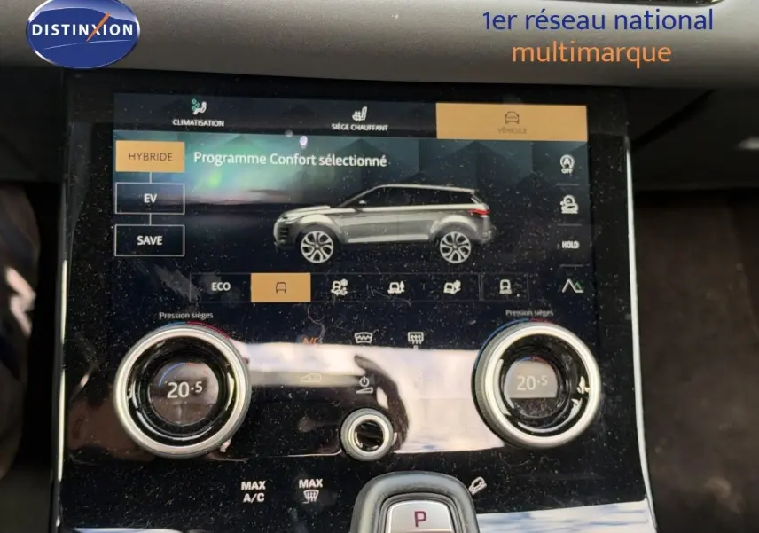 Écran tactile central du Range Rover Evoque 2023 affichant le mode confort en hybride, avec commandes de climatisation et sièges chauffants.