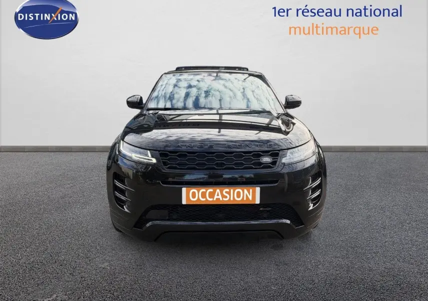 Vue frontale d'un Range Rover Evoque Santorini Black 2023, avec calandre noire et phares LED allumés.