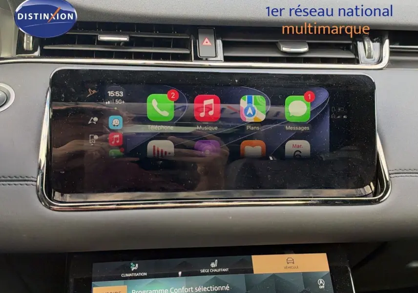 Écran tactile central affichant les applications Apple CarPlay dans l’habitacle du Range Rover Evoque noir.
