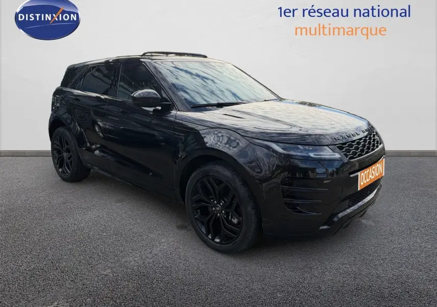 Vue 3/4 avant droit du Range Rover Evoque P300e Santorini Black avec jantes noires et calandre distinctive.