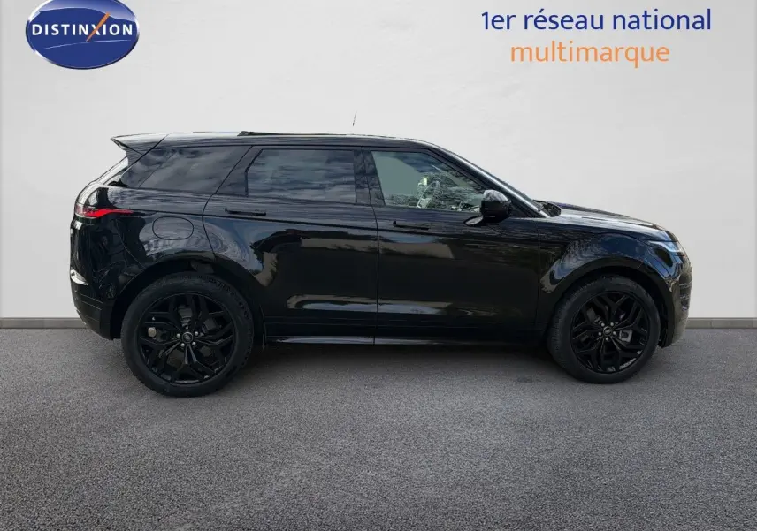 Vue de profil côté gauche d'un Range Rover Evoque 2023 Santorini Black avec jantes noires et vitres teintées.