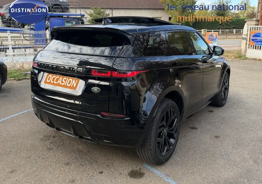 Vue 3/4 arrière droite d'un Range Rover Evoque 2023 Santorini Black, hybride rechargeable avec jantes noires et vitres teintées.