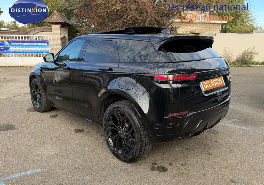 Vue 3/4 arrière d'un Range Rover Evoque P300e hybride rechargeable noir Santorini avec jantes noires et vitres teintées.