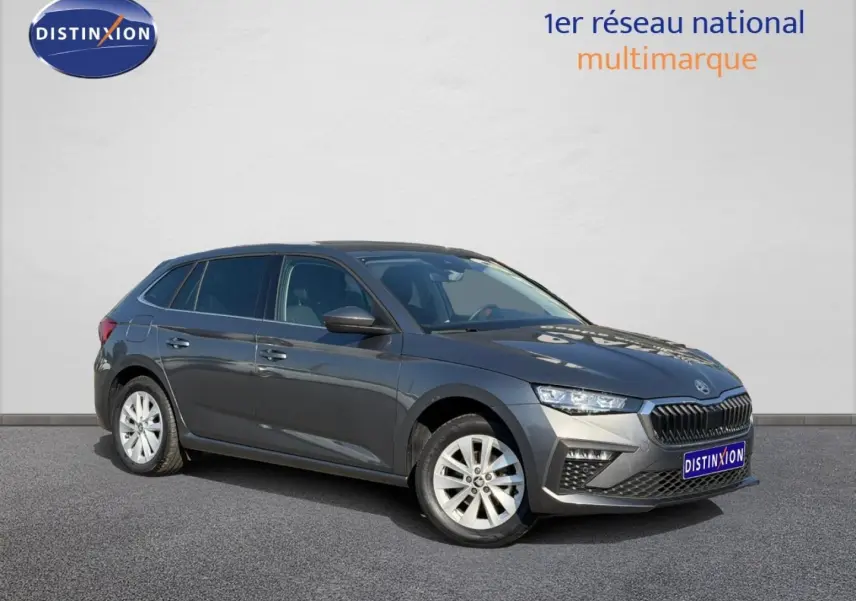 Skoda Scala gris en 3/4 avant droit, avec calandre chromée et jantes alu visibles sur fond neutre.