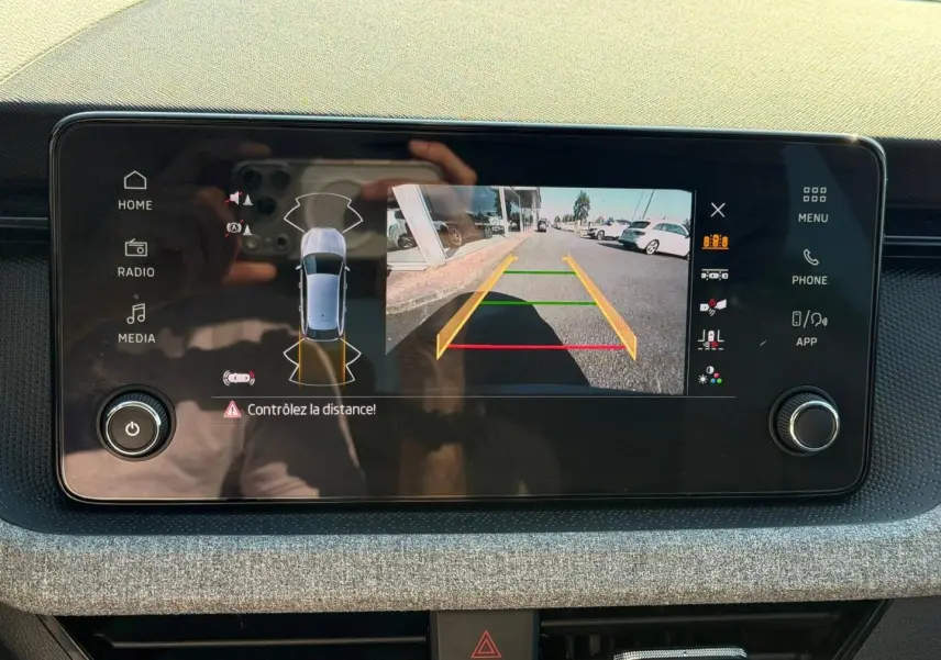 Écran tactile intérieur de la Skoda Scala gris montrant la caméra de recul avec guidage dynamique.