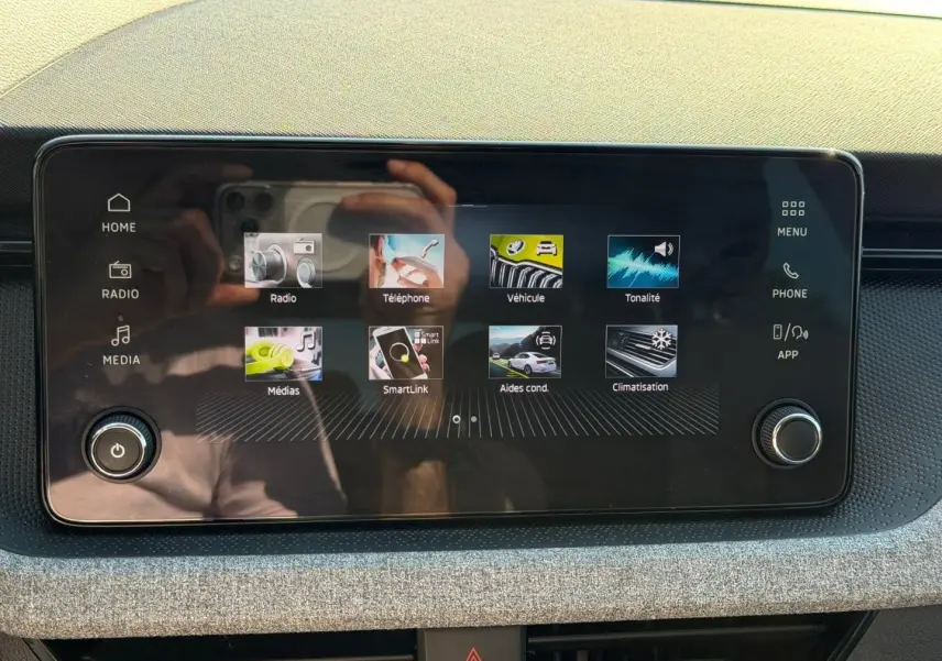 Écran tactile central du tableau de bord de la Skoda Scala gris 2025 avec interface multimédia affichée.